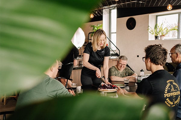 Sfeerafbeeldingen ter illustratie van de begeleiding in een rustige setting die Peppergym biedt