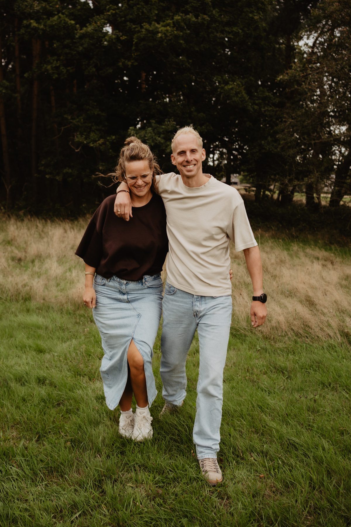 Dirk en Bertine, eigenaren van Peppergym en makers van Jouw Lifestyle, wandelen samen door het gras