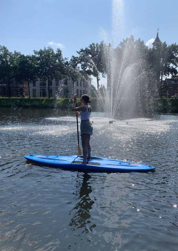 Supper op een blauw board bij een fontein in Zwolle